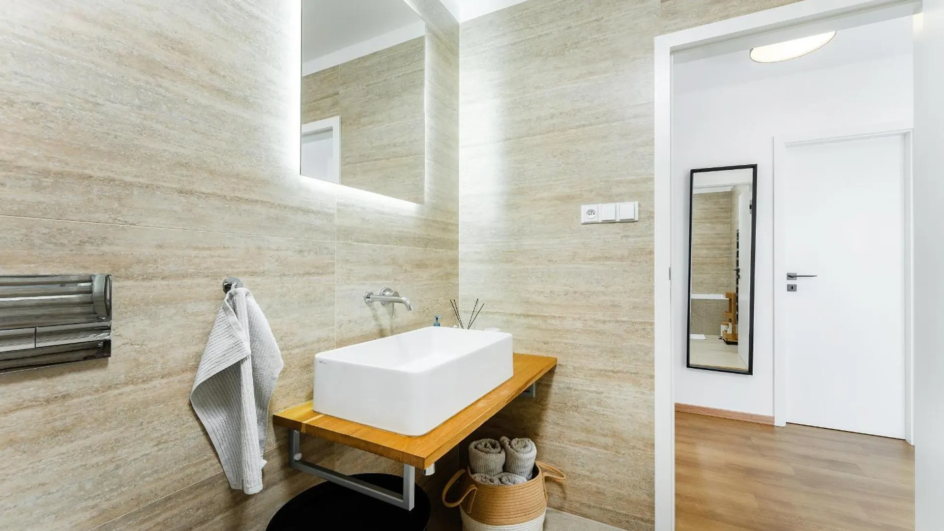 Dvouloznicovy Mezonetovy Apartman Se Dvema Koupelnami V Rodinne Vile Praha